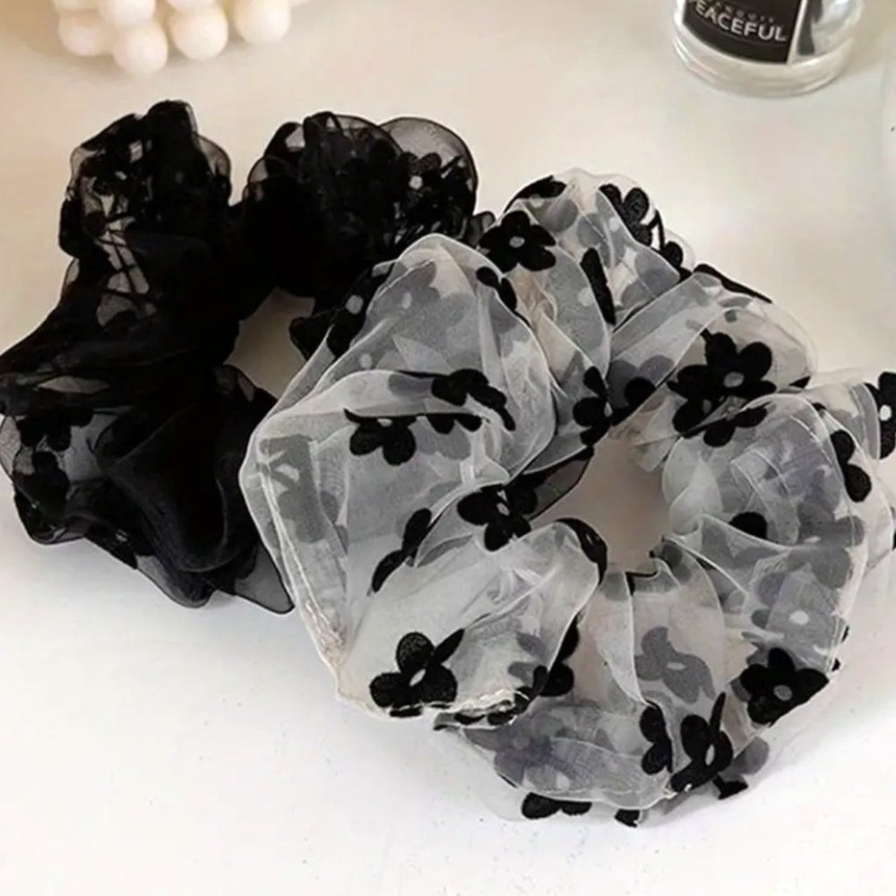 FLOWER SCRUNCHIES PAIR in black and white (set of 2)